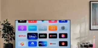 La Revolución OLED Llega al iPad Air: Apple Redefine su Estrategia de Pantallas para 2027 a flat screen tv sitting on top of a white cabinet