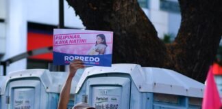 Listas de espera sanitarias: el eterno desafío político que marca el debate electoral andaluz a group of people holding signs