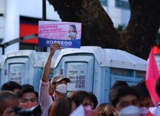 Listas de espera sanitarias: el eterno desafío político que marca el debate electoral andaluz a group of people holding signs