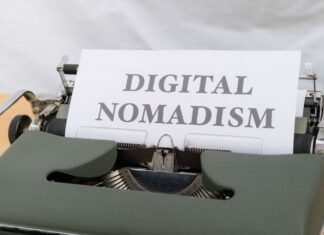 La transformación digital impulsa los salarios más altos del sector automovilístico español a close up of a typewriter with a paper that reads digital nomadism