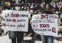 La resistencia ciudadana a los centros de datos amenaza el dominio tecnológico en Wall Street people holding white printer paper
