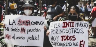 La resistencia ciudadana a los centros de datos amenaza el dominio tecnológico en Wall Street people holding white printer paper