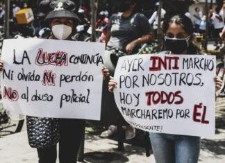 La resistencia ciudadana a los centros de datos amenaza el dominio tecnológico en Wall Street people holding white printer paper