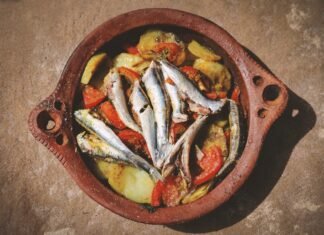 San Bartolomé de Tirajana se prepara para la gran final de Miss Mundo España 2026 fish on brown round plate