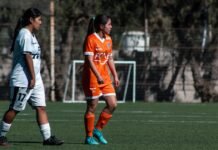 La Copa del Rey 2024 llega a su clímax: Atlético de Madrid y Real Sociedad disputan el título en el Estadio de La Cartuja Two female soccer players are on a field.