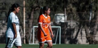 La Copa del Rey 2024 llega a su clímax: Atlético de Madrid y Real Sociedad disputan el título en el Estadio de La Cartuja Two female soccer players are on a field.
