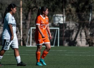La Copa del Rey 2024 llega a su clímax: Atlético de Madrid y Real Sociedad disputan el título en el Estadio de La Cartuja Two female soccer players are on a field.