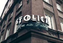 Taiwán reconsidera su política nuclear: el dilema energético de una isla estratégica A tall brown building with a sign on the side of it