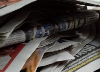 España impulsa medidas diplomáticas contundentes contra Israel ante el escalamiento del conflicto en Gaza a bunch of newspapers stacked on top of each other