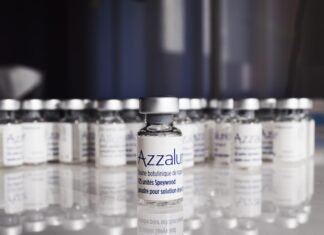 Chiliz Experimenta Volatilidad Natural Tras Semana de Fuertes Ganancias en el Mercado de Fan Tokens a row of bottles of azzralu sitting on a table