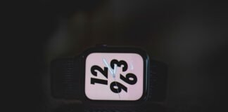 Apple Watch enfrenta restricciones en Estados Unidos: ¿Qué significa para el mercado europeo? square black Nike analog watch at 3:10