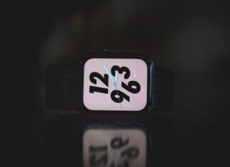 Apple Watch enfrenta restricciones en Estados Unidos: ¿Qué significa para el mercado europeo? square black Nike analog watch at 3:10