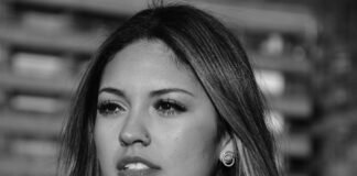 María Corina Machado Expresa su Posición sobre las Próximas Elecciones Españolas a black and white photo of a woman with long hair