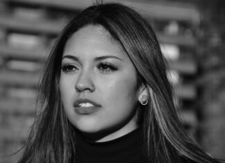 María Corina Machado Expresa su Posición sobre las Próximas Elecciones Españolas a black and white photo of a woman with long hair