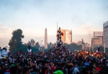 El debate migratorio en España: entre la integración social y la polarización política people on street