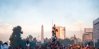 El debate migratorio en España: entre la integración social y la polarización política people on street