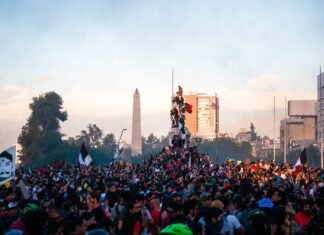 El debate migratorio en España: entre la integración social y la polarización política people on street