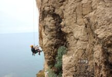 El sector asegurador español demuestra su fortaleza ante la presión inflacionaria con resultados sólidos person climbing on hill