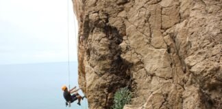 El sector asegurador español demuestra su fortaleza ante la presión inflacionaria con resultados sólidos person climbing on hill