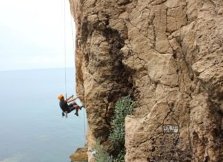 El sector asegurador español demuestra su fortaleza ante la presión inflacionaria con resultados sólidos person climbing on hill