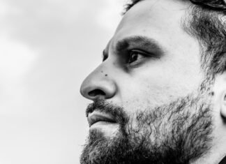 El perfil técnico de Pablo Hernández de Cos marca la pauta para el futuro liderazgo del BCE Close-up profile of a bearded man looking away