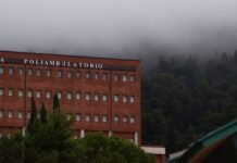 La polémica por la información sobre regularización migratoria a internos genera debate político en España A red brick building with a forest in the background