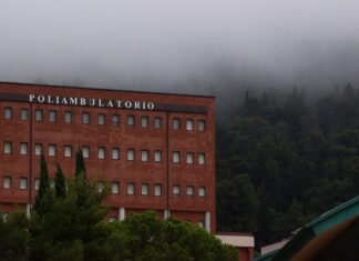 La polémica por la información sobre regularización migratoria a internos genera debate político en España A red brick building with a forest in the background