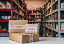 Masymas Demuestra que el Comercio Local Puede Prosperar Frente a los Gigantes de la Distribución stacked Medino boxes on table top