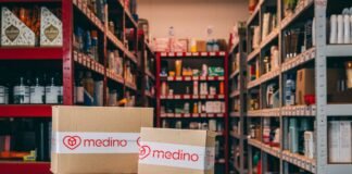 Masymas Demuestra que el Comercio Local Puede Prosperar Frente a los Gigantes de la Distribución stacked Medino boxes on table top