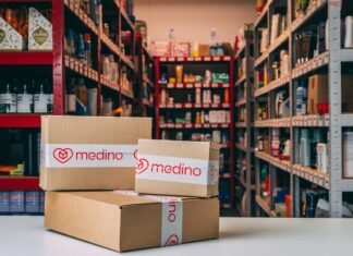 Masymas Demuestra que el Comercio Local Puede Prosperar Frente a los Gigantes de la Distribución stacked Medino boxes on table top