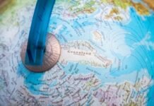 La cooperación internacional demuestra su eficacia en el rescate de víctimas de trata con fines de explotación sexual Close-up of greenland on a blue globe.