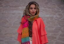 El fenómeno internacional de la moda flamenca: cuando la tradición sevillana conquista el mundo woman in red coat standing on white sand during daytime