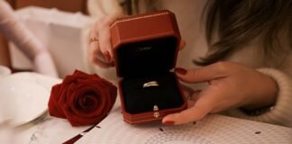 La alianza PP-Vox consolida un nuevo modelo de gobernanza autonómica en España A woman sitting at a table holding a ring box
