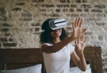 La revolución de los asistentes virtuales localizados: cuando la inteligencia artificial aprende español Young woman wearing vr headset, reaching out hands.