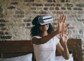 La revolución de los asistentes virtuales localizados: cuando la inteligencia artificial aprende español Young woman wearing vr headset, reaching out hands.