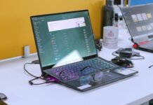 ASUS ExpertBook Ultra llega a España: La nueva apuesta por la productividad móvil con inteligencia artificial a laptop computer sitting on top of a white desk