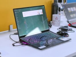 ASUS ExpertBook Ultra llega a España: La nueva apuesta por la productividad móvil con inteligencia artificial a laptop computer sitting on top of a white desk