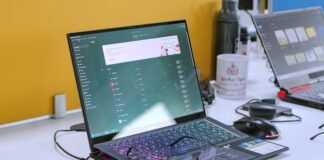 ASUS ExpertBook Ultra llega a España: La nueva apuesta por la productividad móvil con inteligencia artificial a laptop computer sitting on top of a white desk