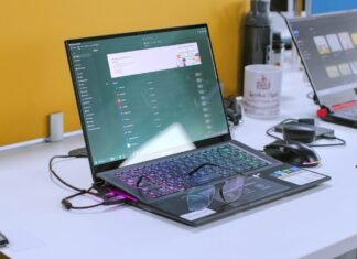 ASUS ExpertBook Ultra llega a España: La nueva apuesta por la productividad móvil con inteligencia artificial a laptop computer sitting on top of a white desk