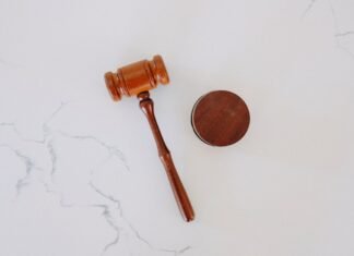 La controversia judicial en torno a Jordi Pujol genera debate sobre dignidad y justicia en Catalunya brown wooden smoking pipe on white surface