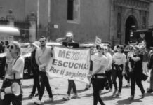 El círculo vicioso de la educación española: cómo la comprensión lectora determina el futuro académico A group of people marching down a street