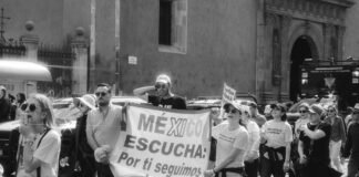 El círculo vicioso de la educación española: cómo la comprensión lectora determina el futuro académico A group of people marching down a street