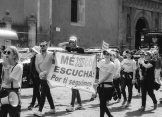 El círculo vicioso de la educación española: cómo la comprensión lectora determina el futuro académico A group of people marching down a street