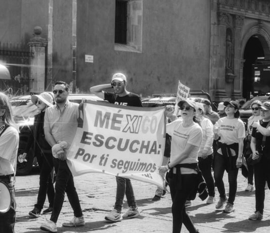 El círculo vicioso de la educación española: cómo la comprensión lectora determina el futuro académico A group of people marching down a street