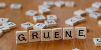 Los Presupuestos Generales del Estado 2025: Entre la Incertidumbre Geopolítica y las Prioridades Nacionales A wooden table topped with scrabble tiles spelling the word grune