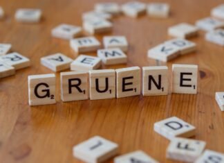 Los Presupuestos Generales del Estado 2025: Entre la Incertidumbre Geopolítica y las Prioridades Nacionales A wooden table topped with scrabble tiles spelling the word grune