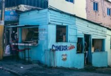 La condena de García Ortiz reabre el debate sobre la independencia judicial en España a blue building with a sign on the side of it