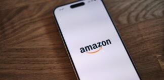 Amazon revoluciona la experiencia de usuario con Alexa+ en el mercado español A close up of a cell phone on a table