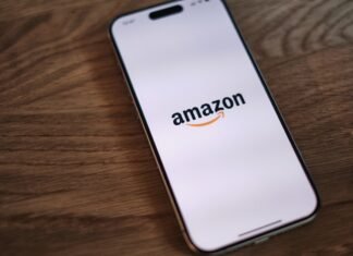 Amazon revoluciona la experiencia de usuario con Alexa+ en el mercado español A close up of a cell phone on a table