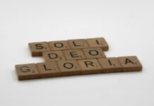La guerra redefine la memoria colectiva: cómo la Generación Z ucraniana vive entre dos tragedias scrabble tiles spelling the word solei deo gloria
